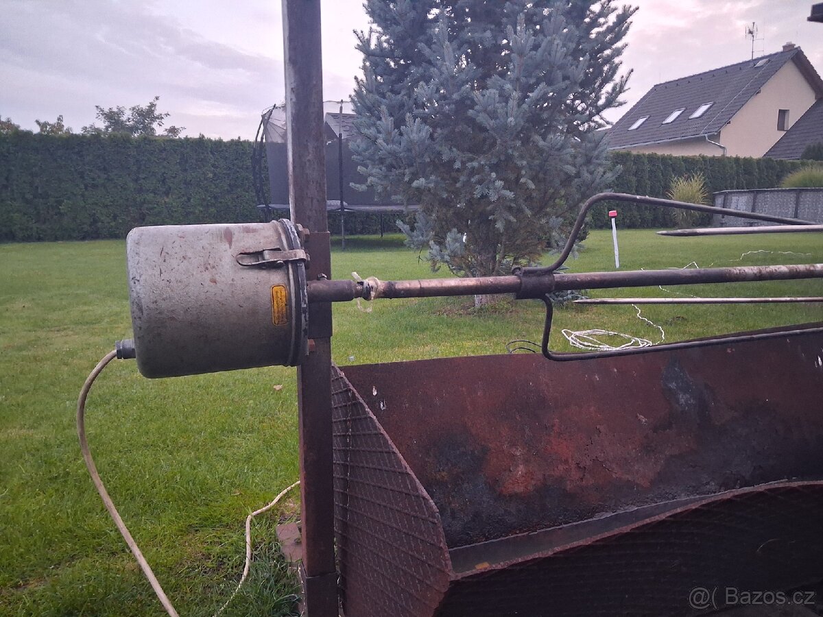 Gril na sele, kýtu, kuřata. - 2