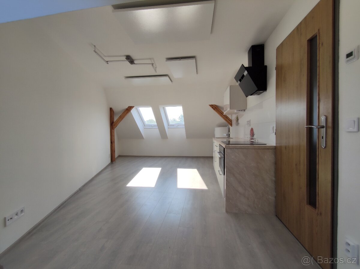 Pronajmu nový, podkrovní byt 1+kk v Mimoni, ul. Lužická 105 - 2