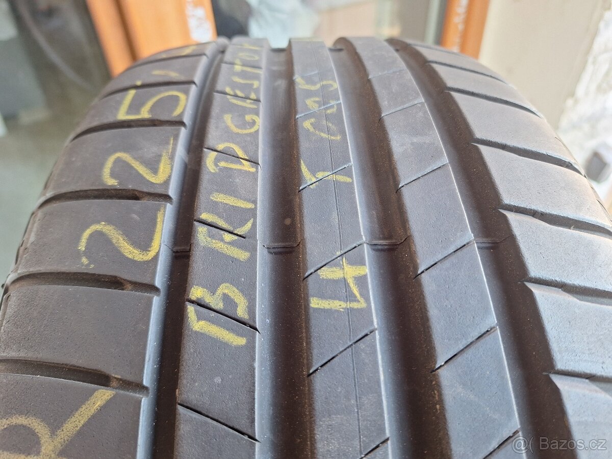 Prodám letní pneu 225/40/19 Bridgestone - 2