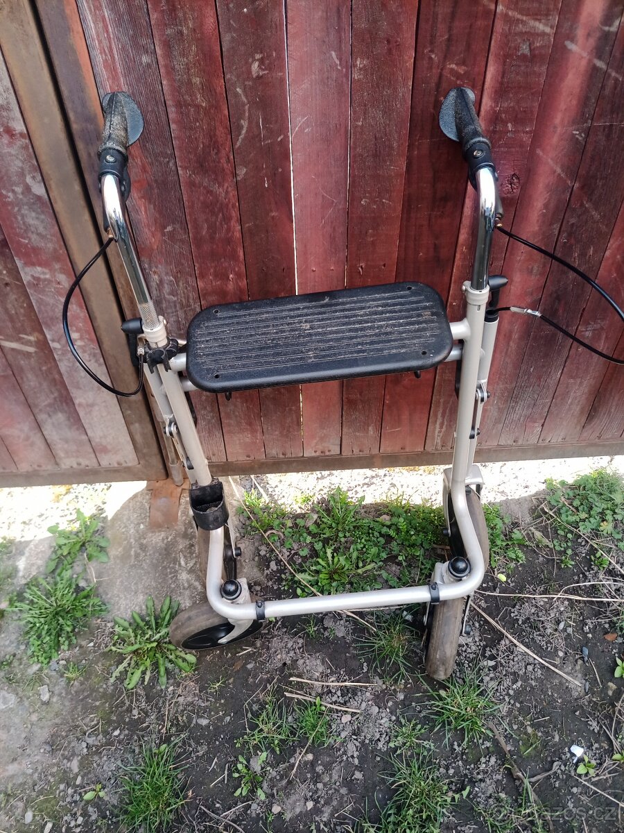 Prodám chodítko pro seniora a sedačku do sprchy - 2