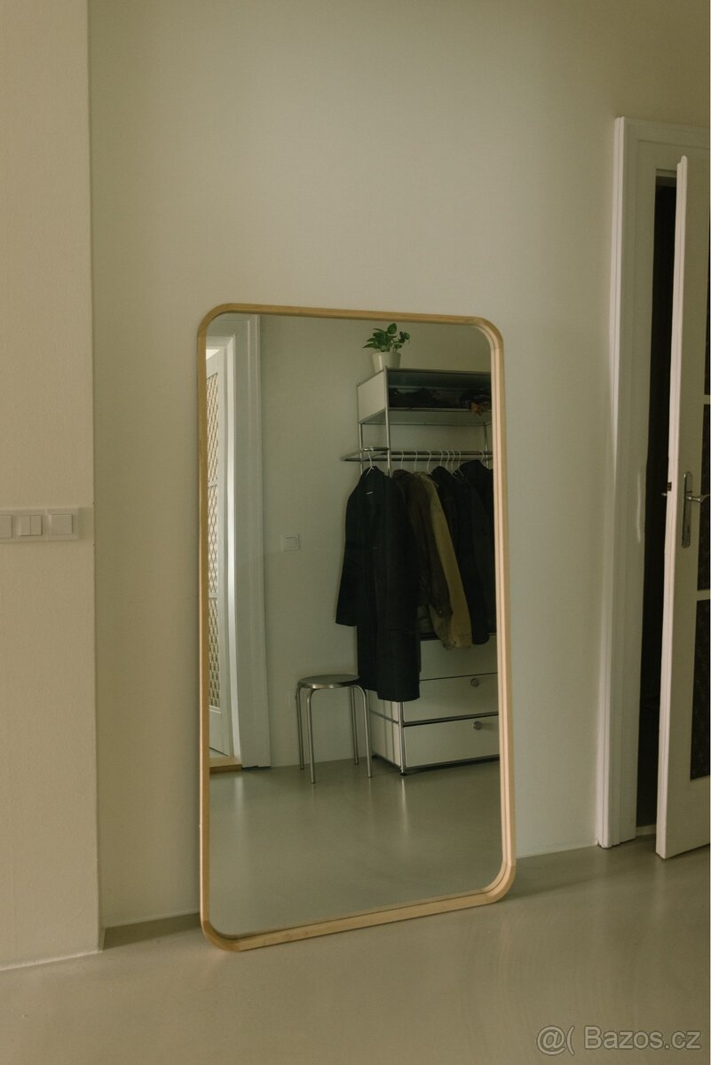 VELKÉ DŘEVĚNÉ ZRCADLO V RÁMU V KULATÉM PROVEDENÍ Zara Home - 2