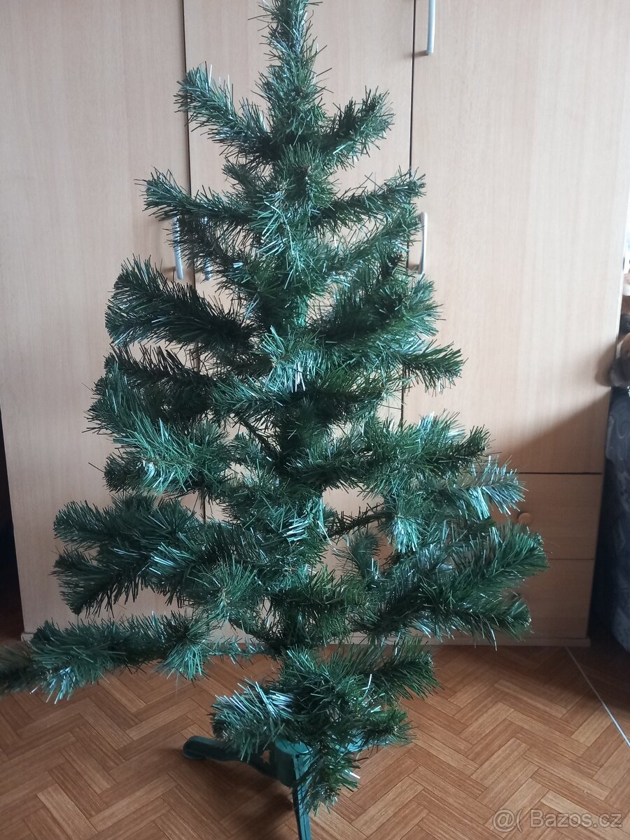 umělý vánoční stromeček se stojanem skoro nový - 2