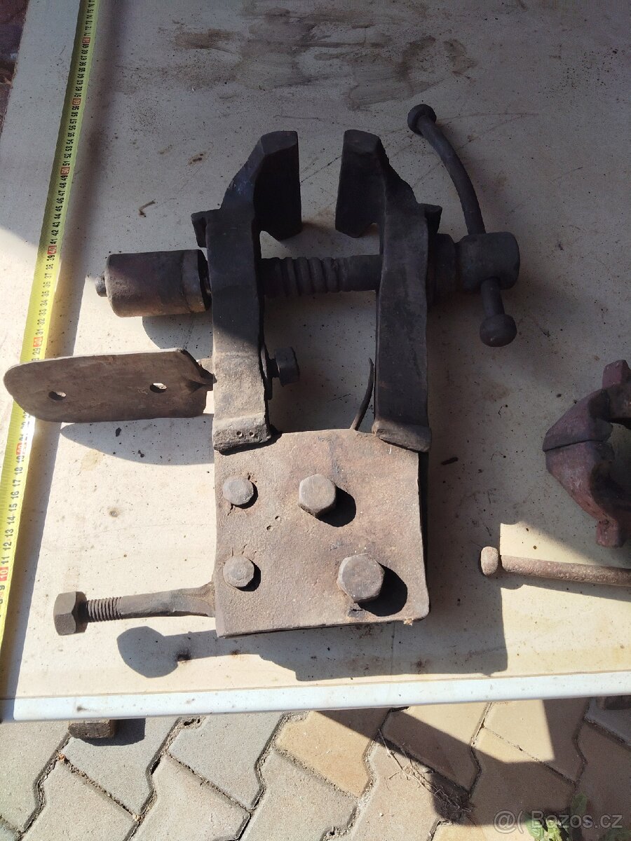Kovářský svěrák, větší a menší. - 2