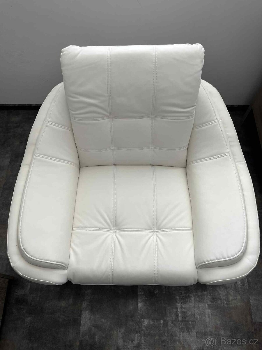 Koženkové křeslo zánovní - 2