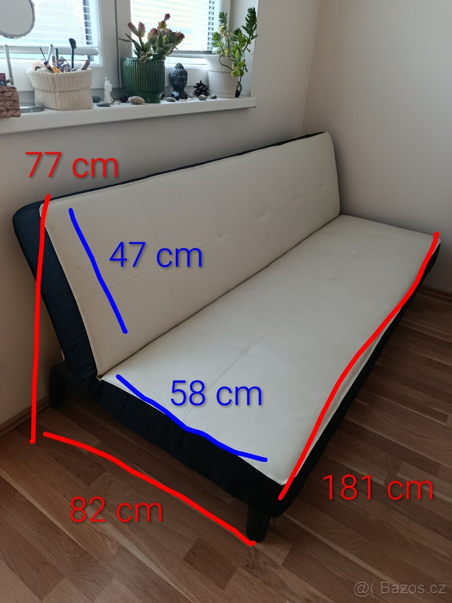 černobílý koženkový gauč - 2