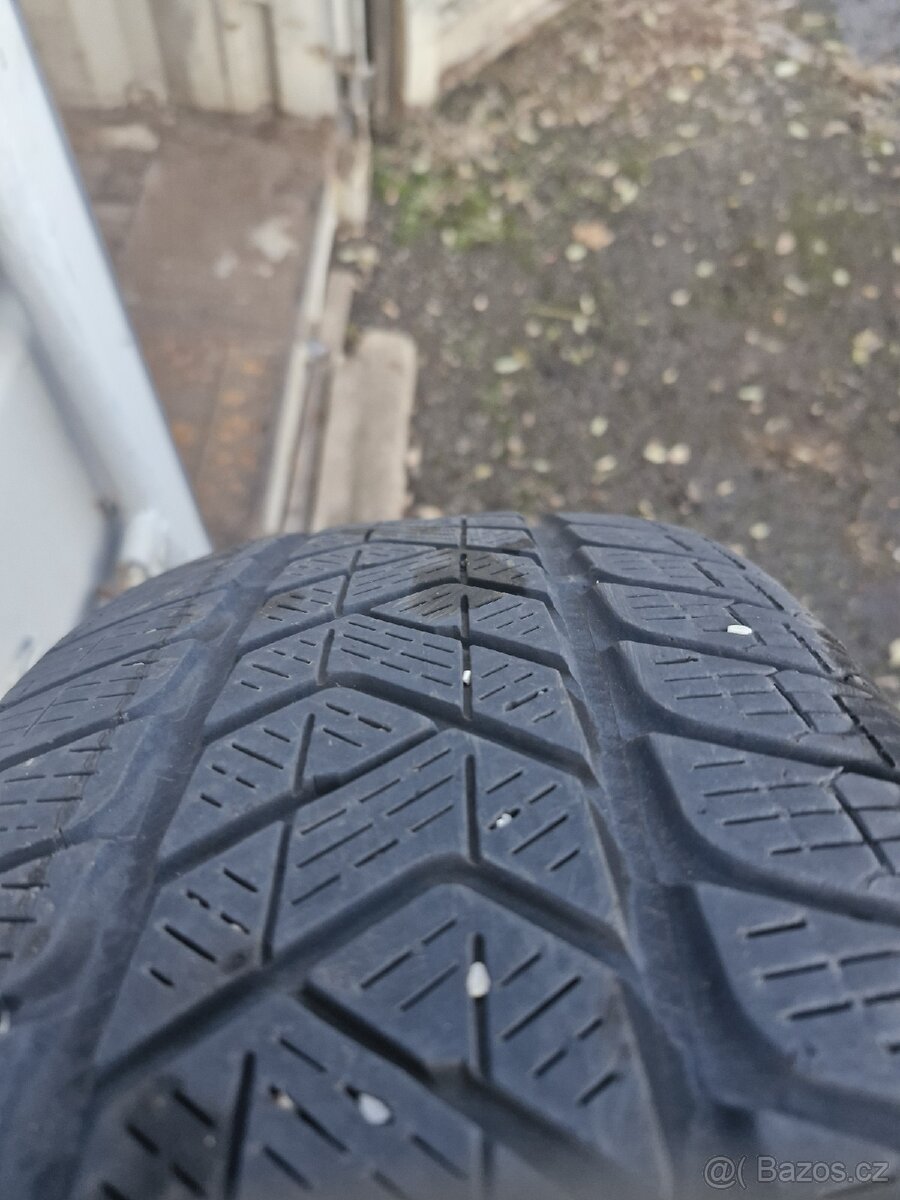 Zimní Pirelli 215/65 r17 - 2