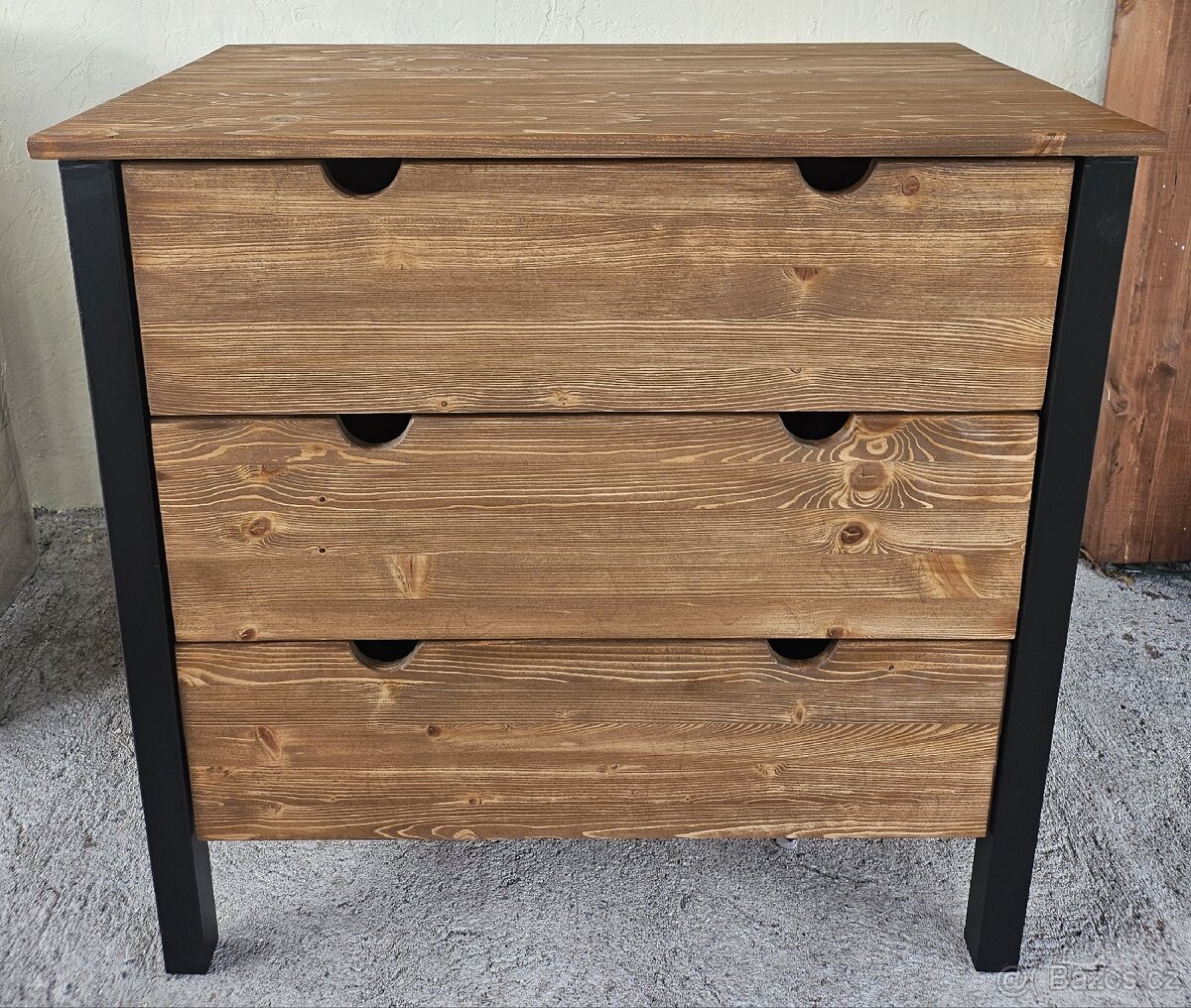 Dřevěná komoda Ikea Bialit po úpravě - 2