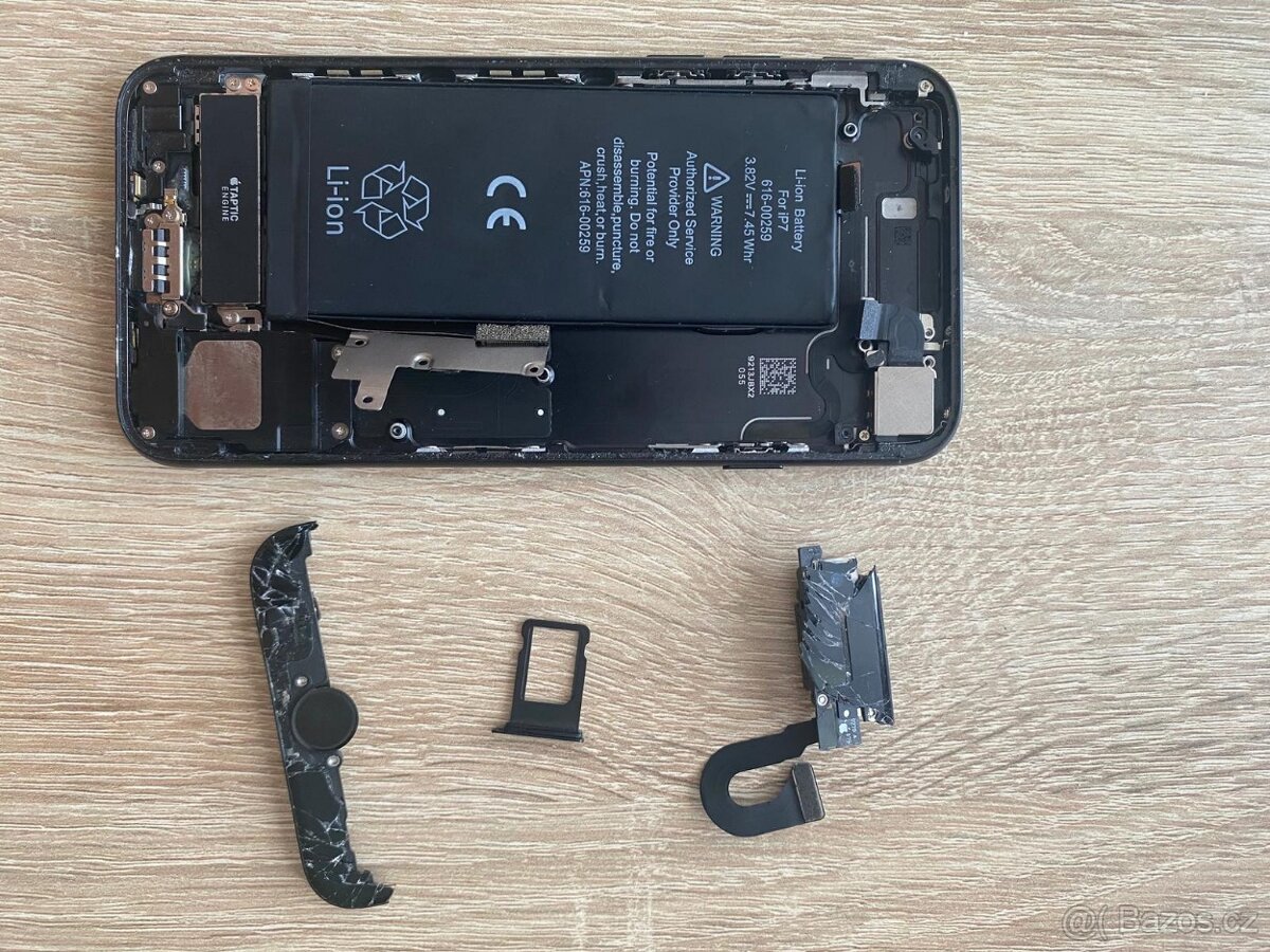 Apple Iphone 7, 32GB + díly navíc - 2