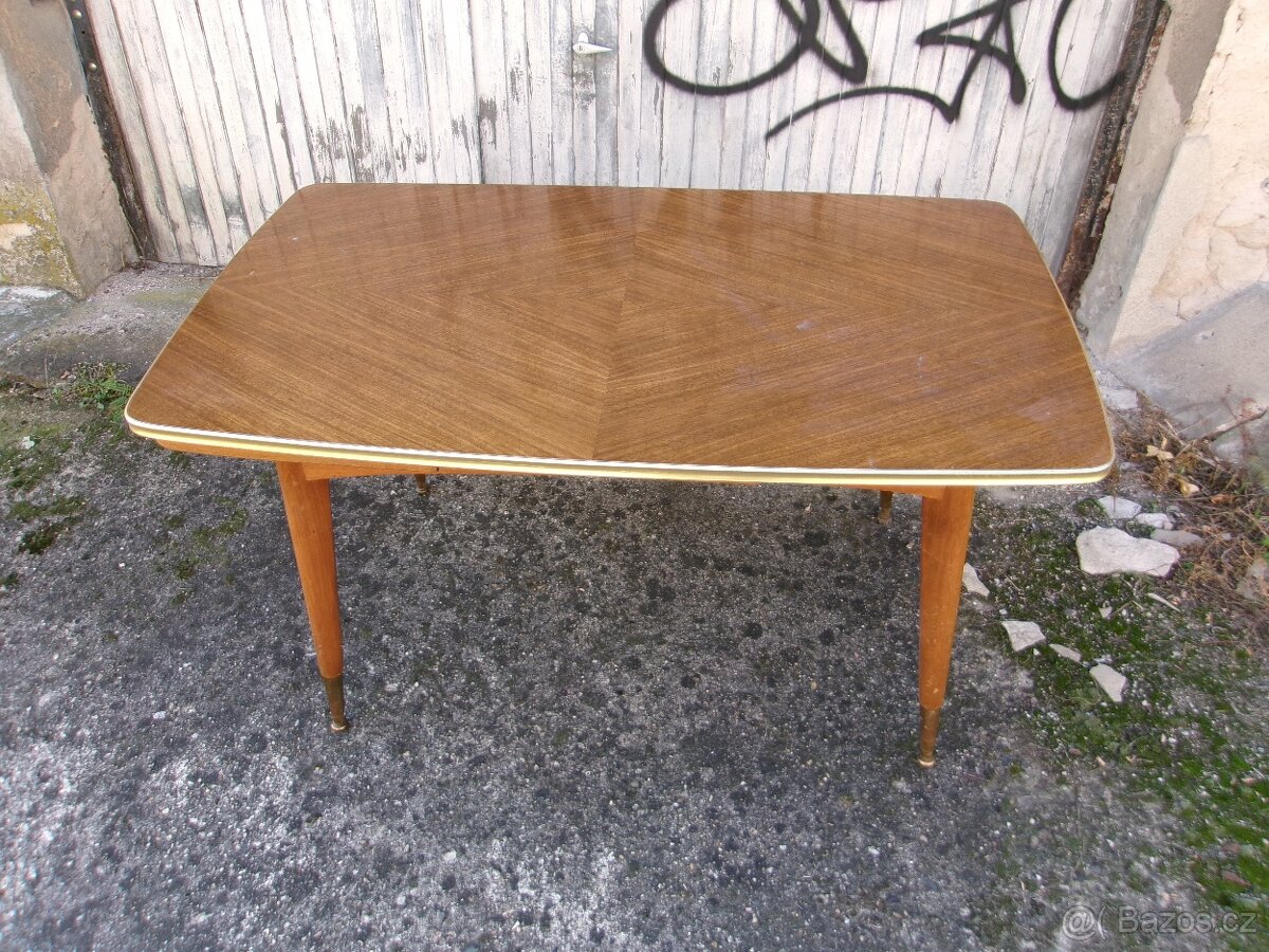 starý peřinák a stůl - 2