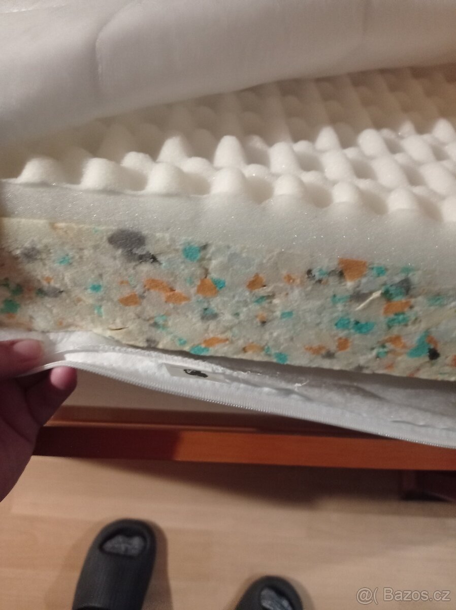 Dřevěná postel s matrací roštem a bočnicí - 2