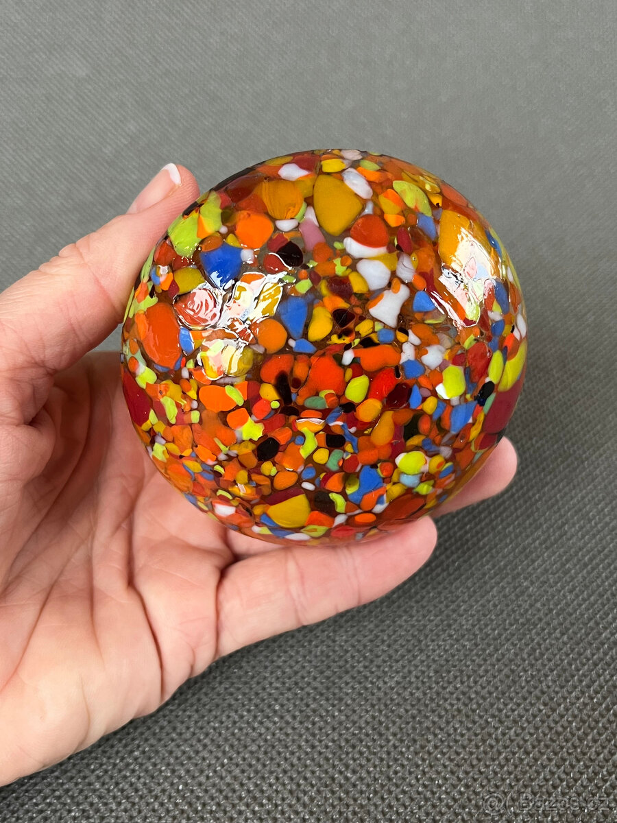 Starožitná malá váza 9.5 cm, barevné brokové sklo - 2