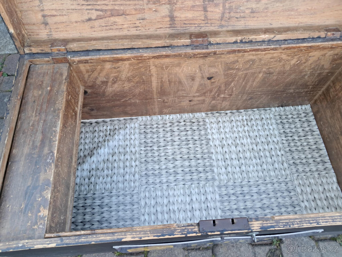 Velká černá dřevěná truhla - 2