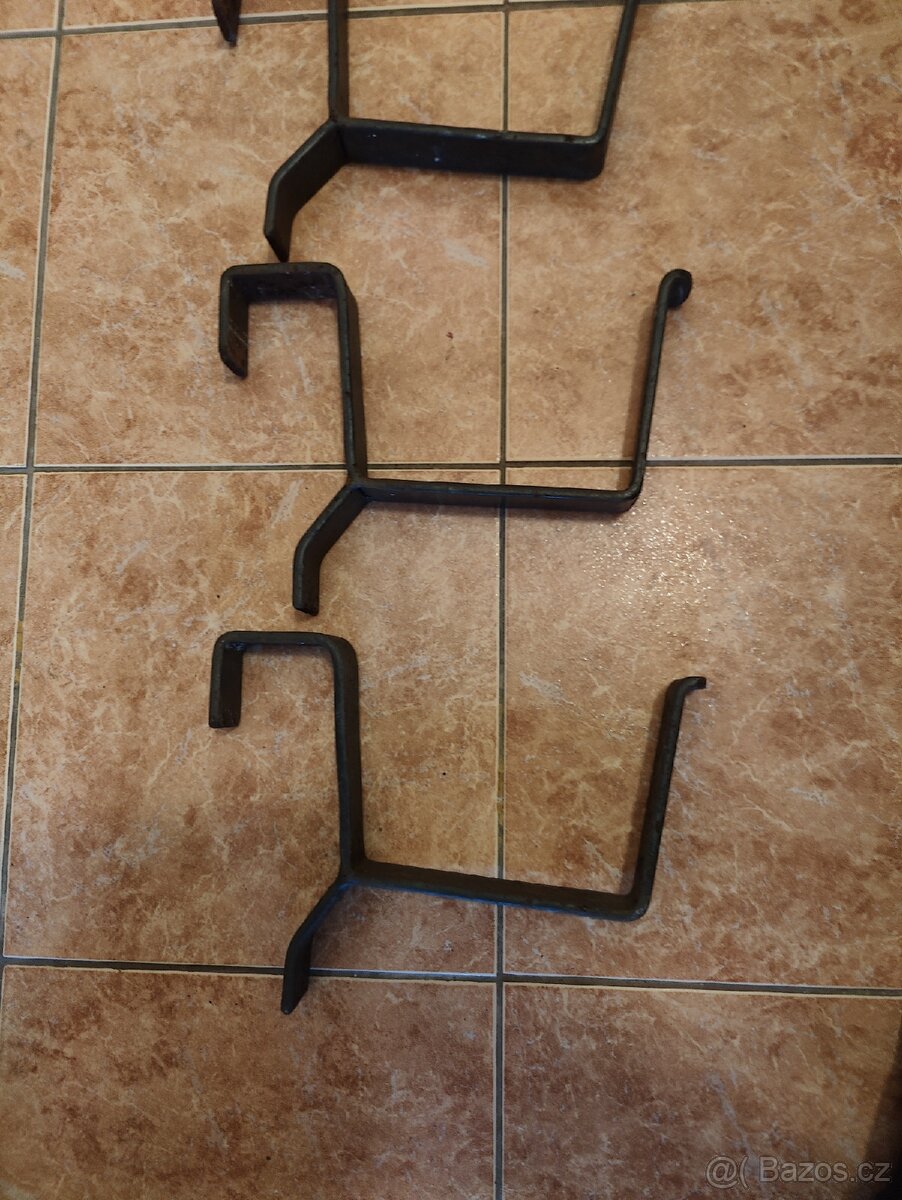 Držaky na balkon,na truhlíky ,ks 100 - 2