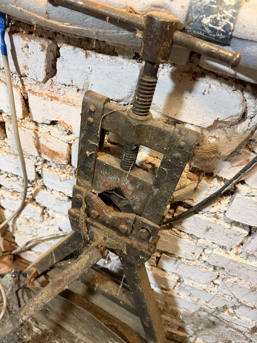 Svěrák na trubky - 2