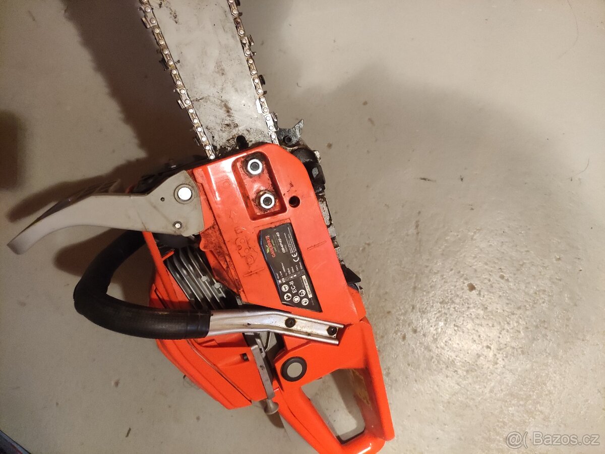Motorová pila. - 2