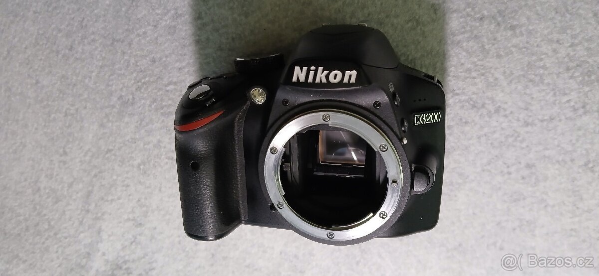 Nikon D3200 a pouzdro Vanguard - 2