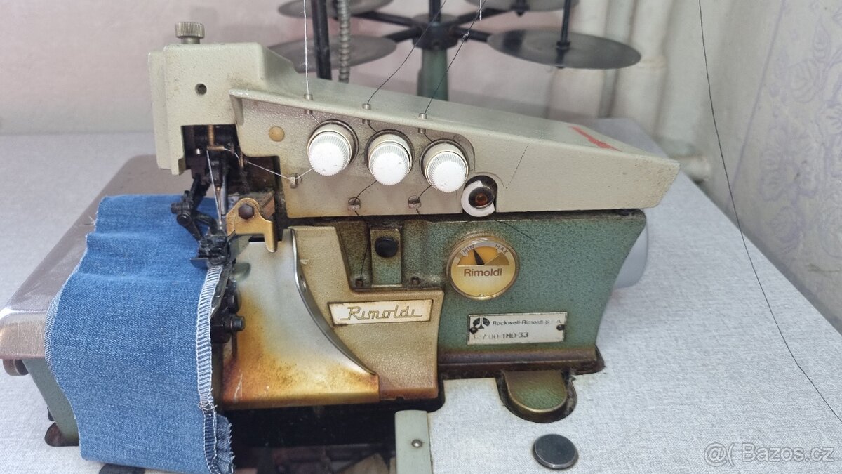 Průmyslový třínitý šicí stroj overlok Rimoldi na textil - 2