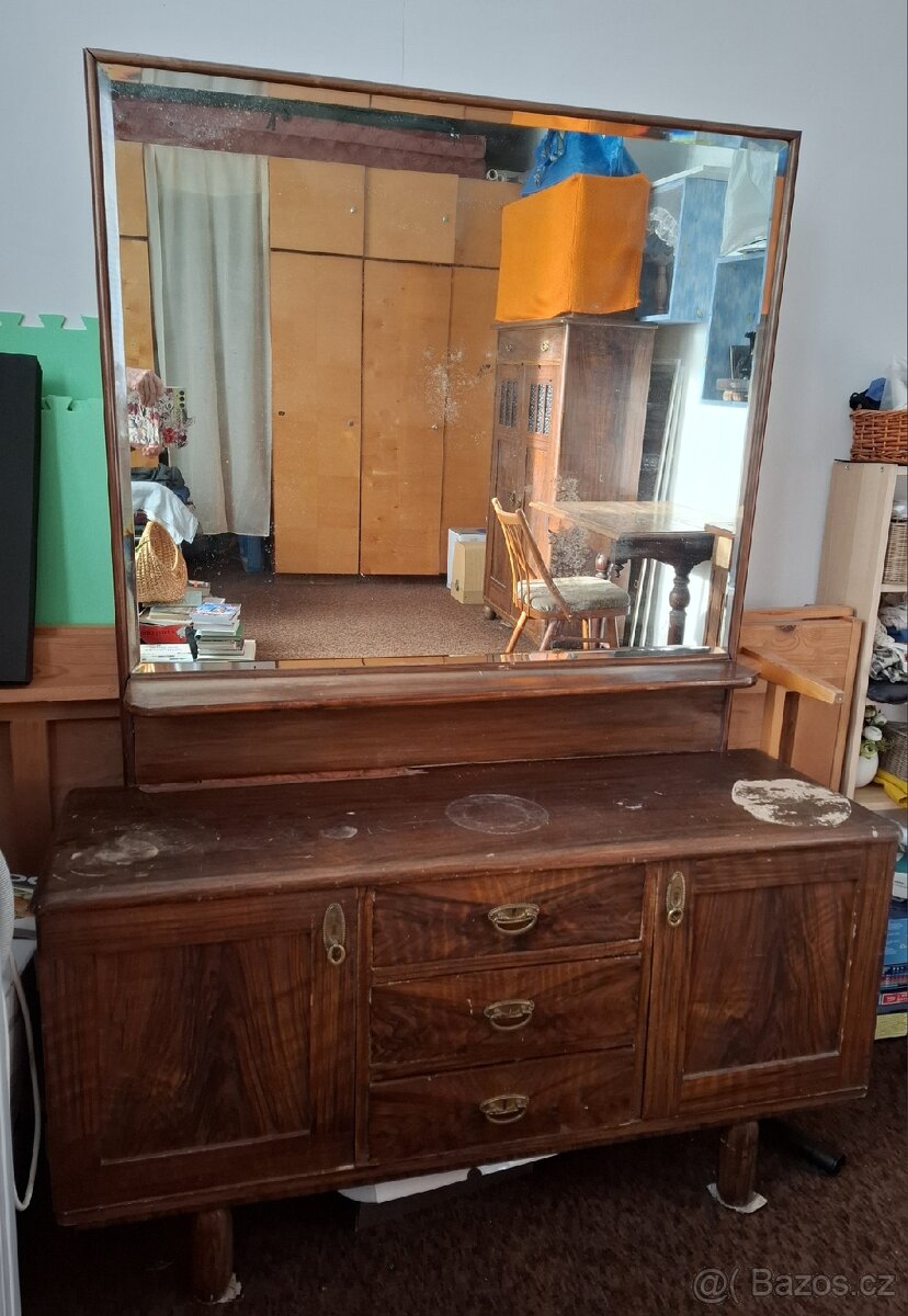 Starý dřevěný nábytek - 2