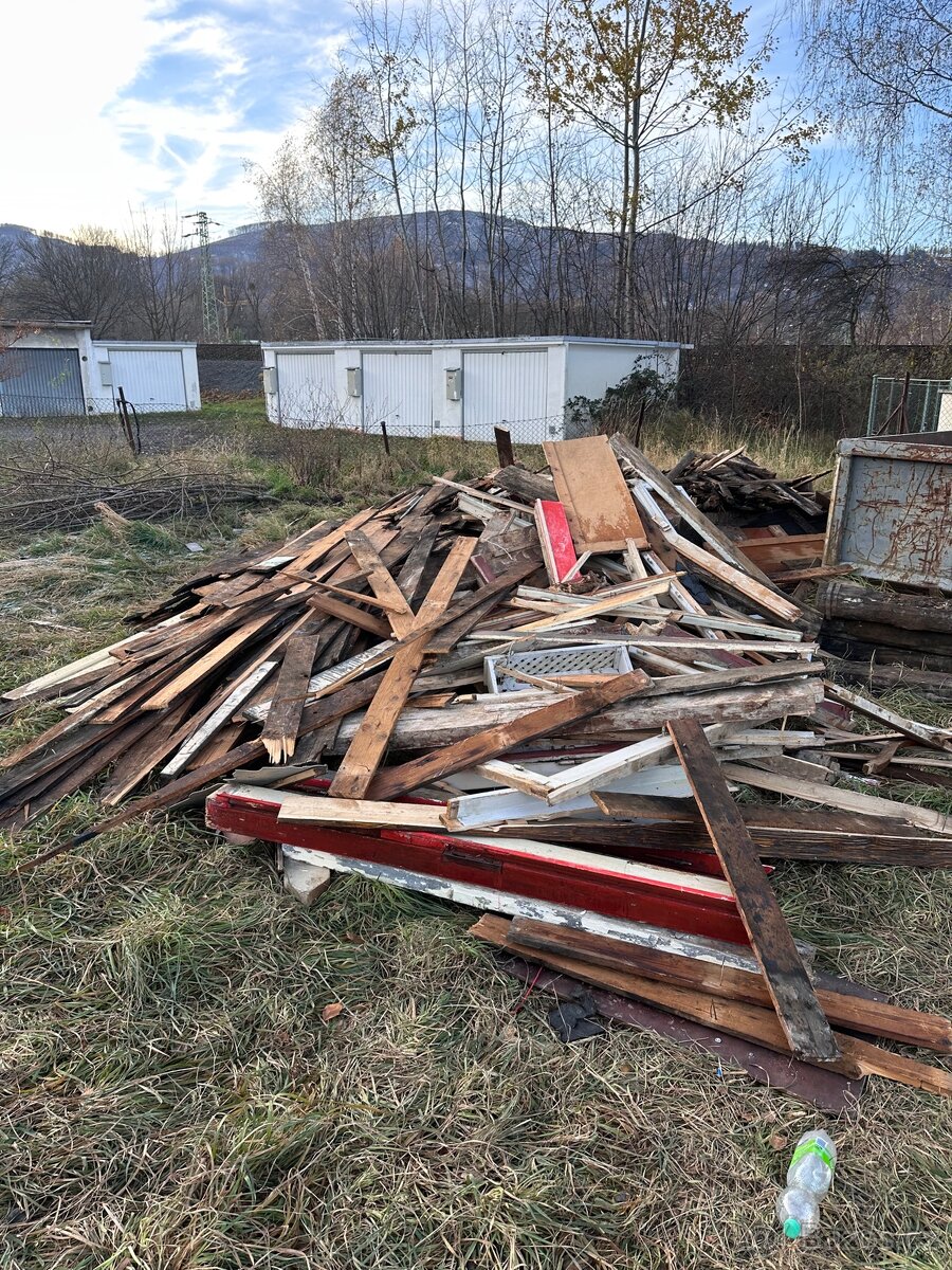Dřevo z demolice baráku. - 2