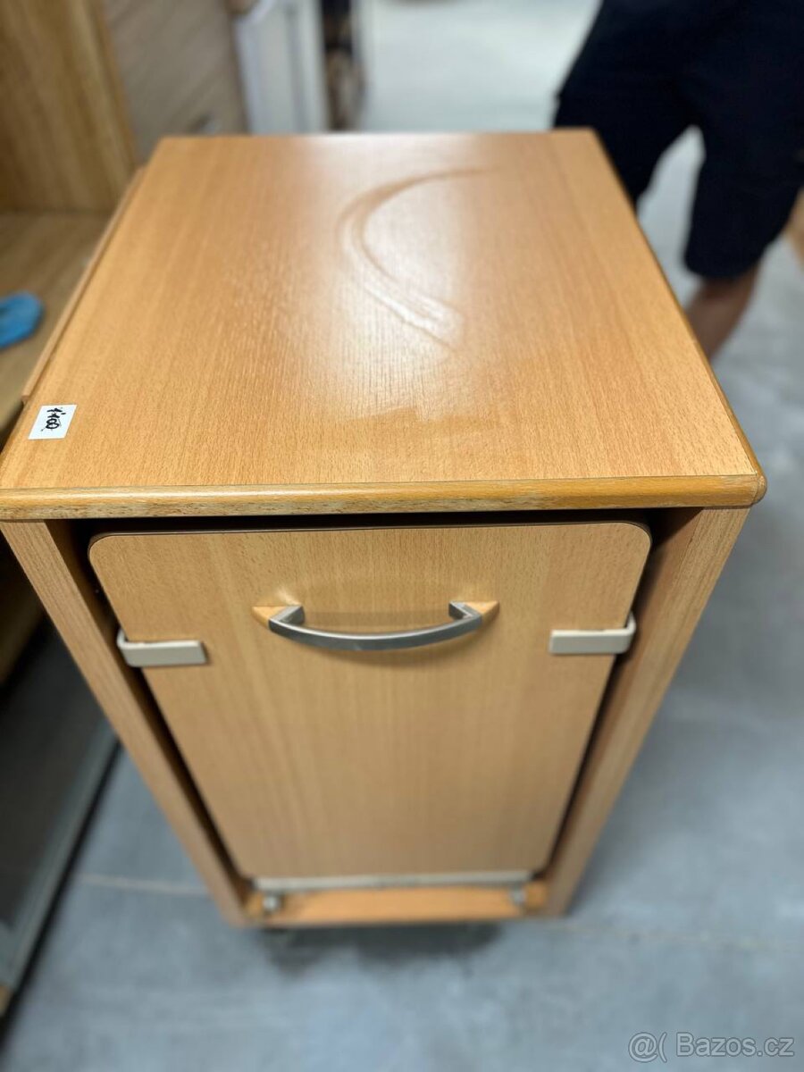 Skříňka na kolečkách - 2