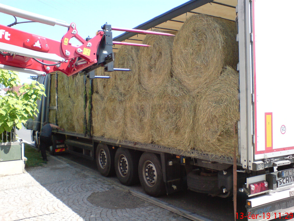 Prodám balíky sena a senáže, kamionem rozvezem po ČR. v ceně - 2