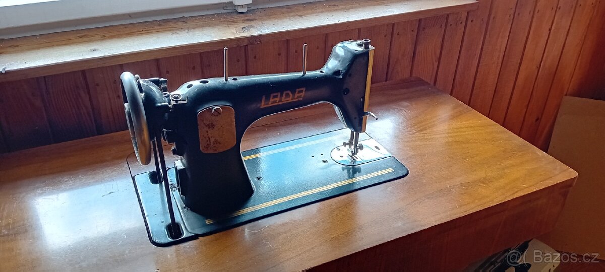 Starozitny šicí stroj Lada - 2