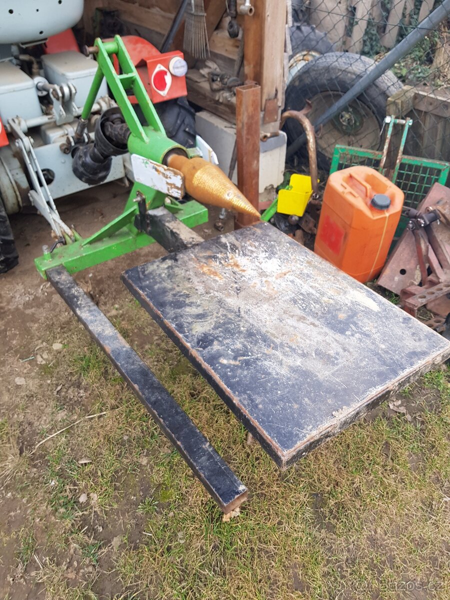 Kuzelova stipacka se stolem - 2