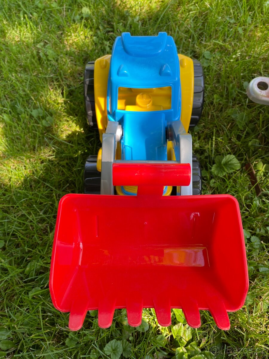 TRAKTOR SE LŽÍCÍ A VLEČKOU - 2