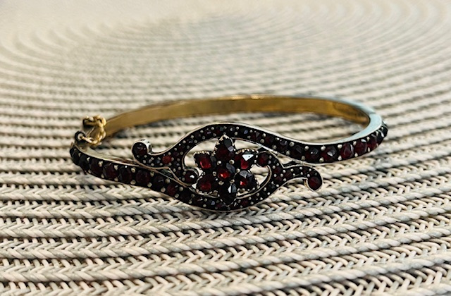 Náramek s českými granáty s krabičkou. - 2