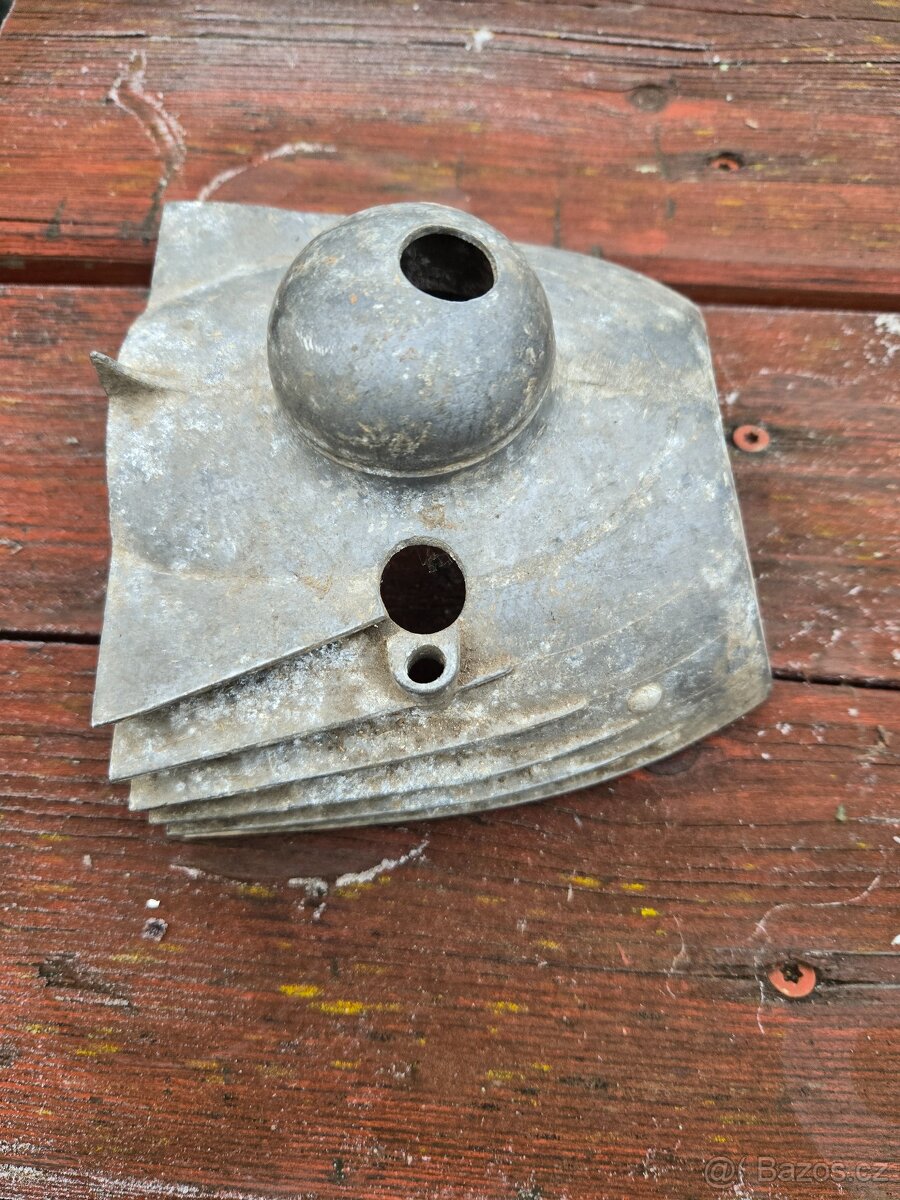 pérák - kryt karburátoru - 2