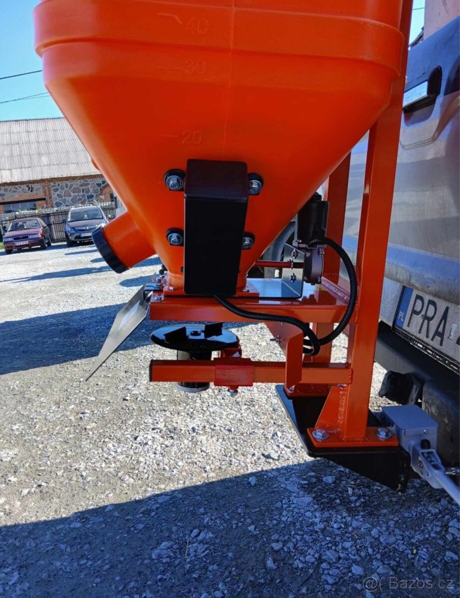 NOVINKA Rozmetadlo posypové soli a kamínku - 2