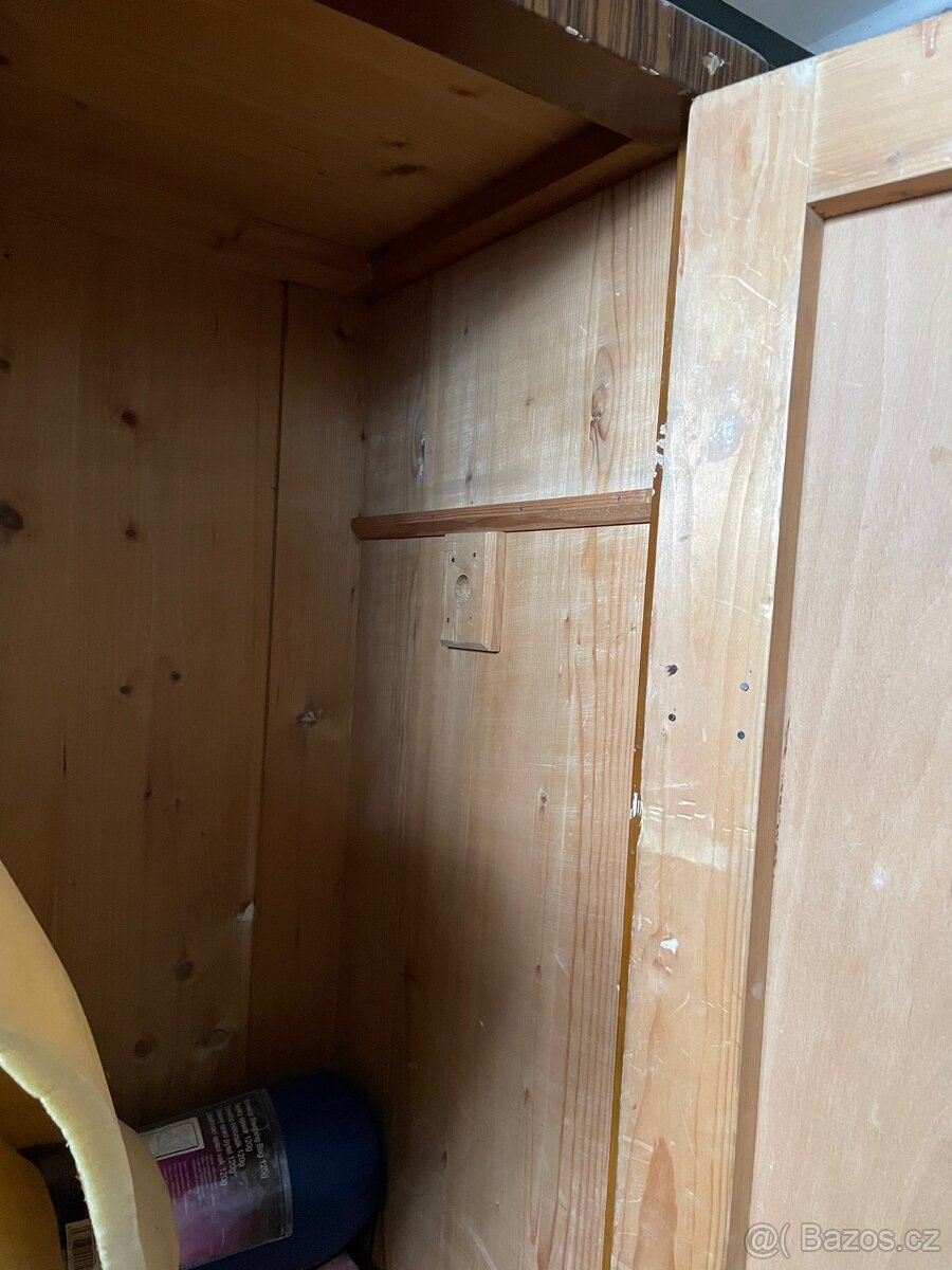 Nabízím 2 dřevěné skříně - 2