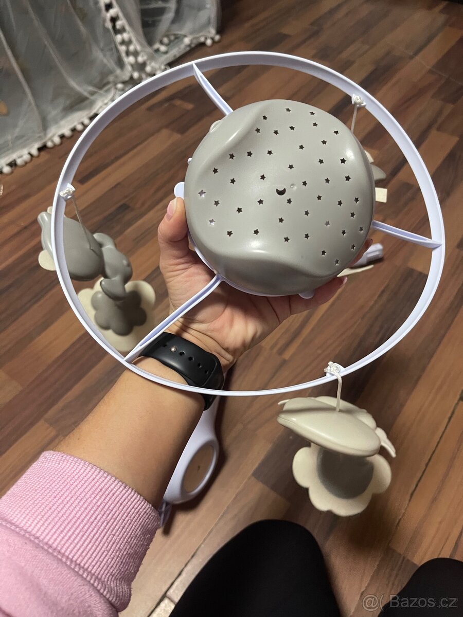 Kolotoč nad postýlku s projektorem - 2