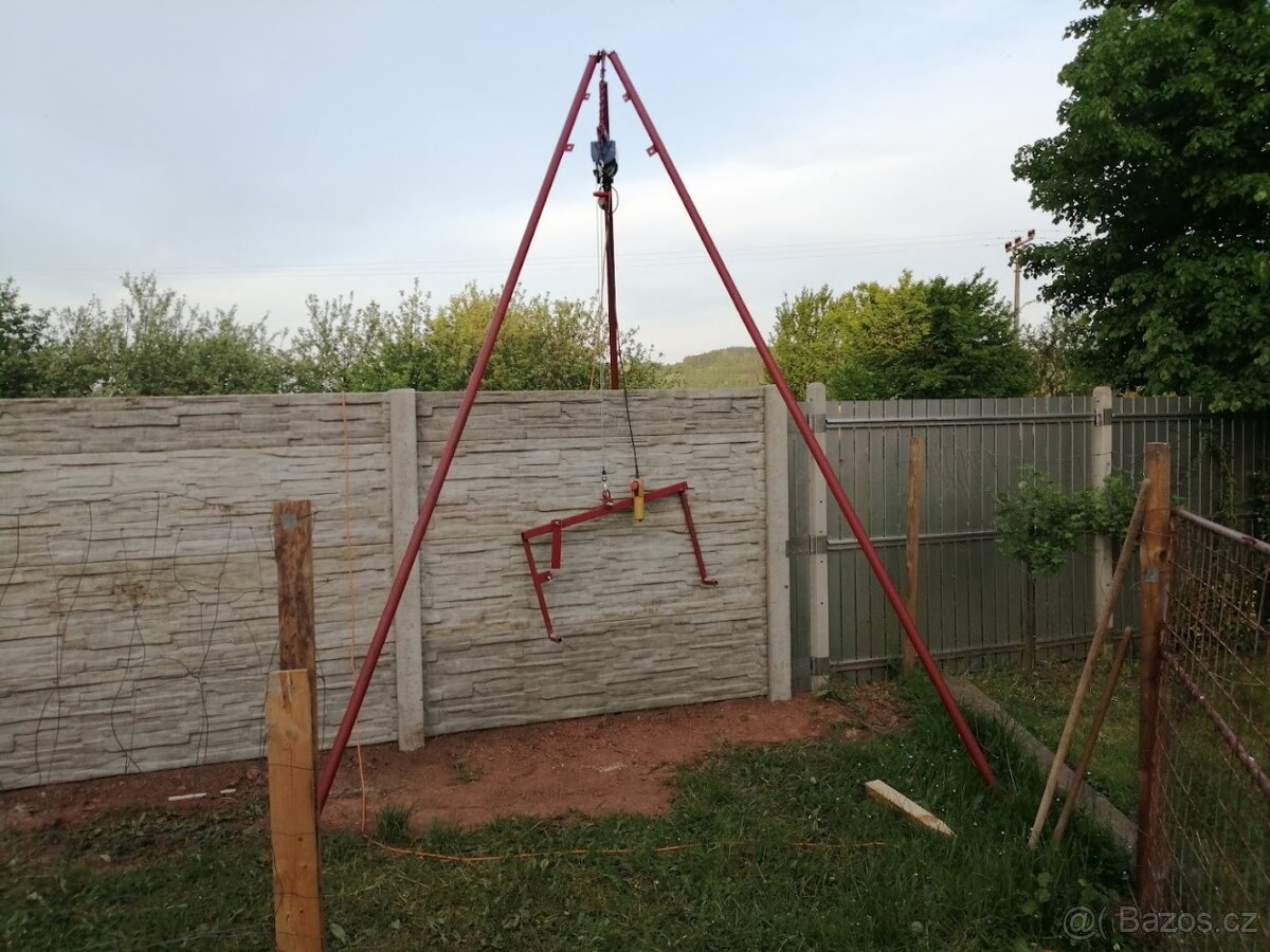 stavební jeřábová trojnožka - pronájem - 2