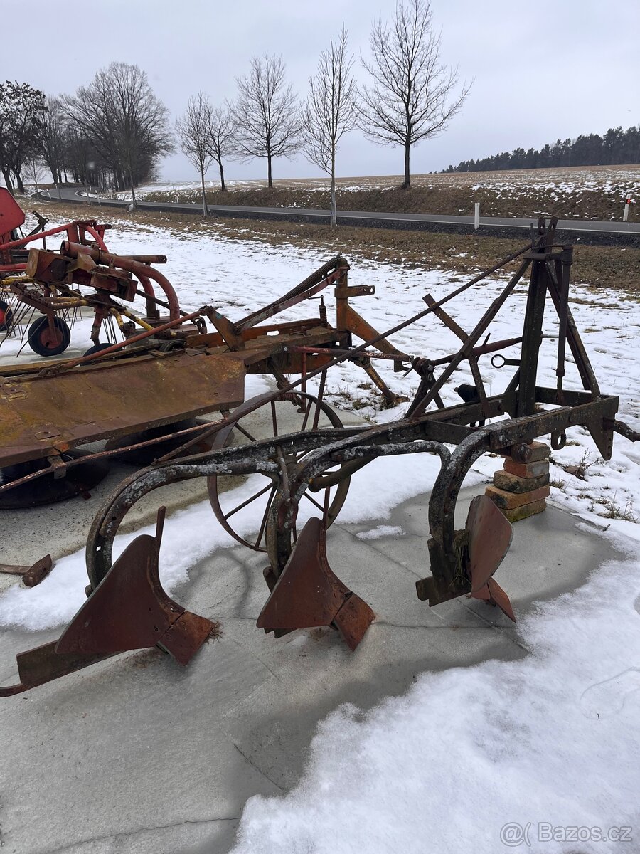 3radličný pluh za traktor - 2