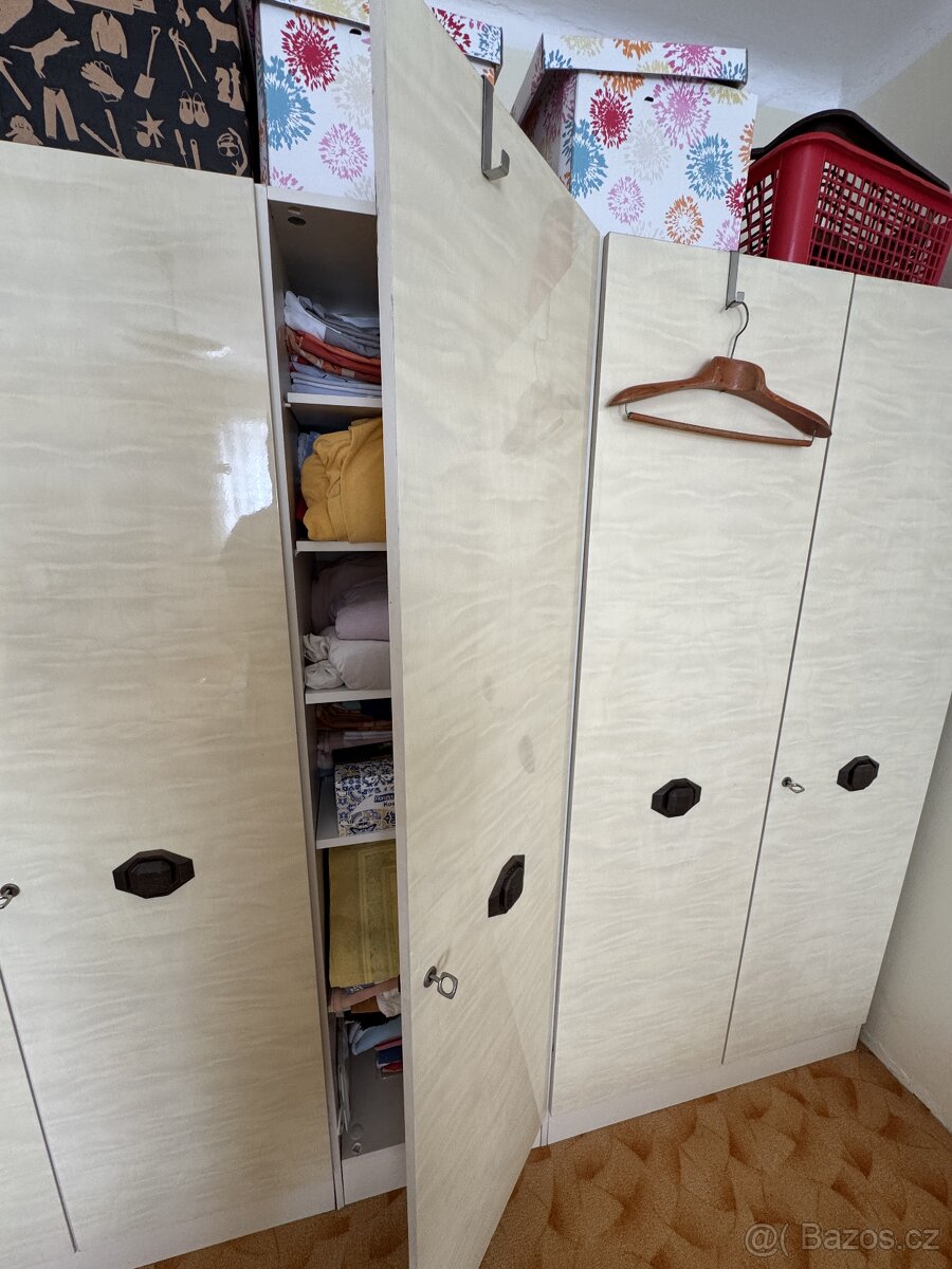 Šatní skříně a komoda - 2