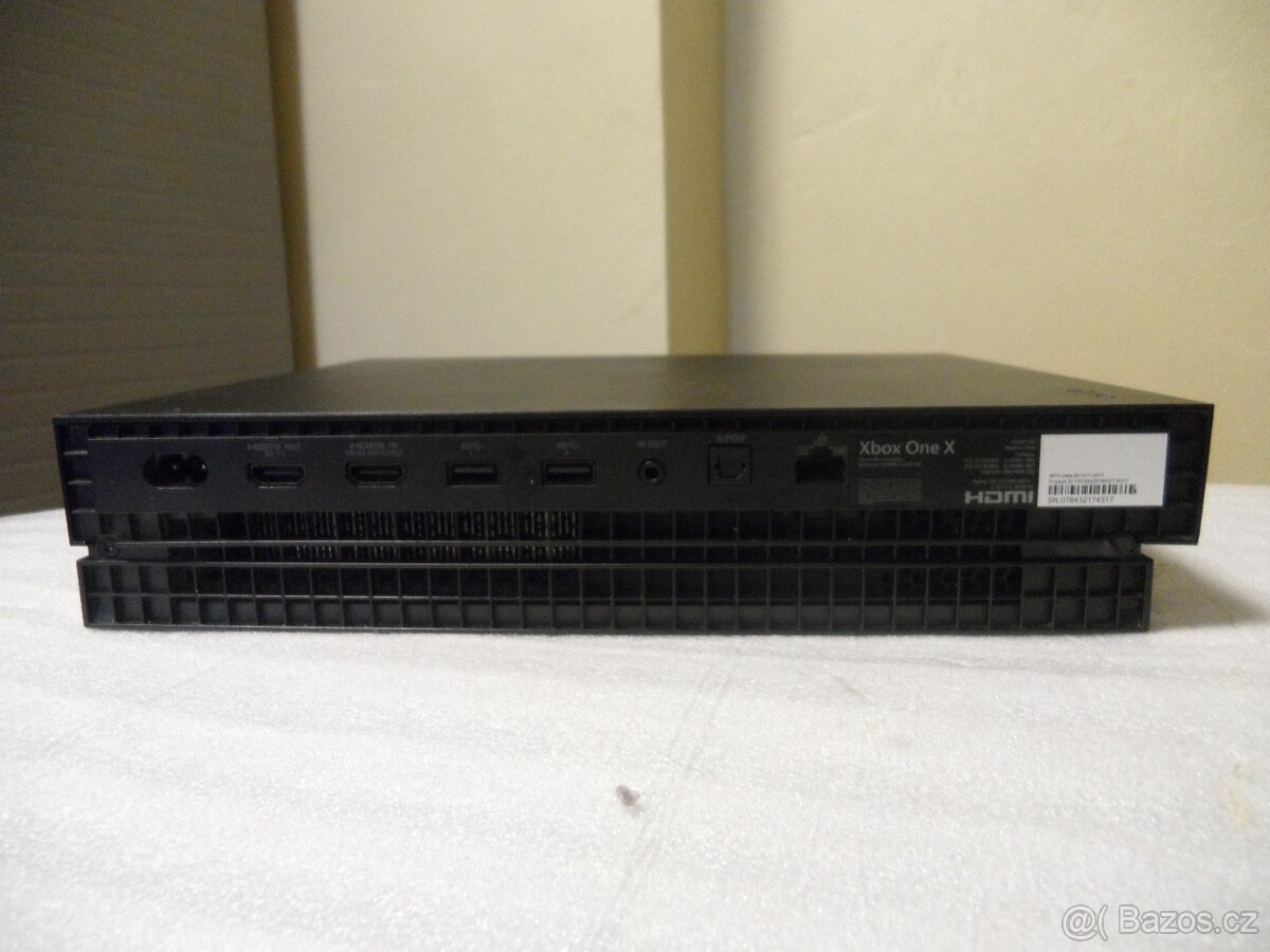 Xbox One X 1TB + 2 ovladače - 2