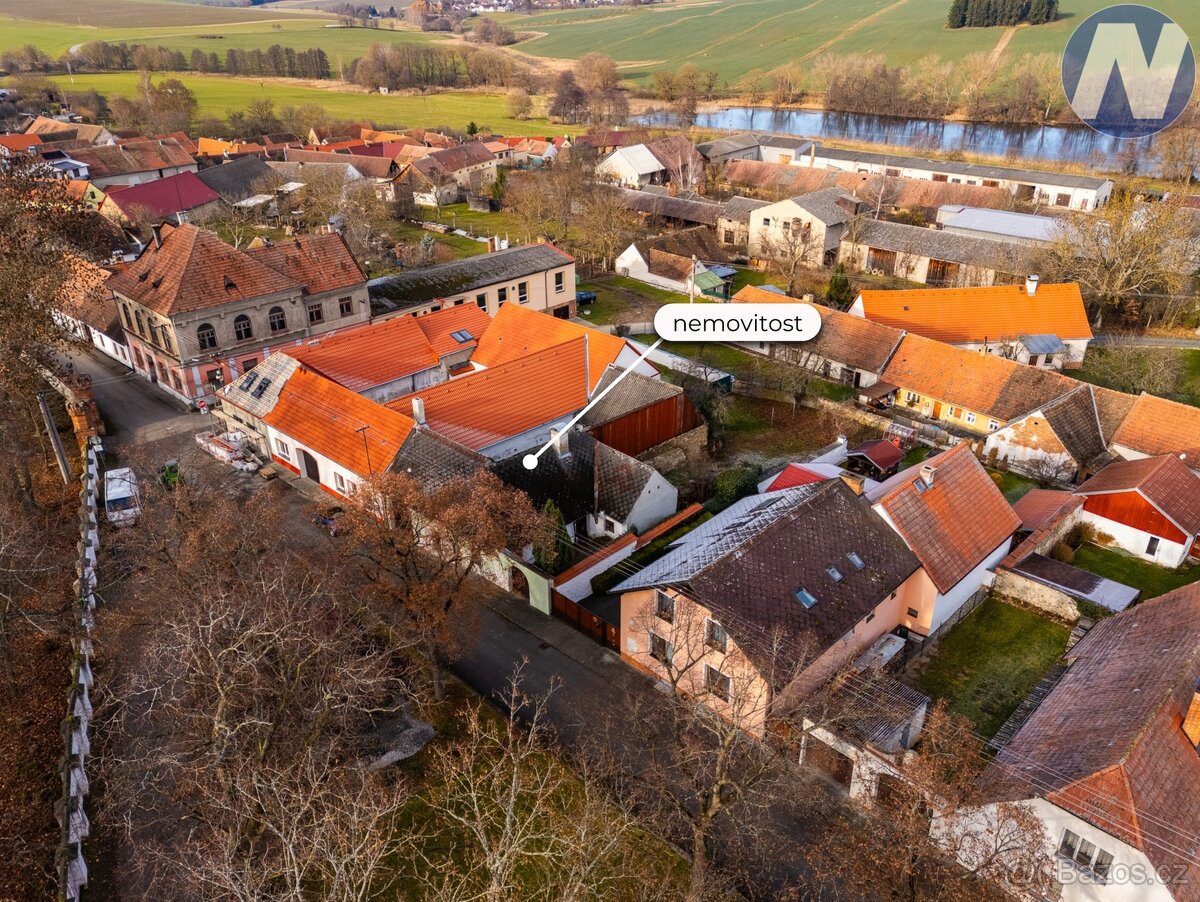 Dub u Prachatic, prodej rodinného domu s uzavřeným dvorkem a - 2