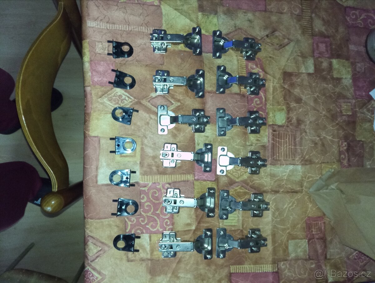 Tři sady nábytkářských pantů - 2