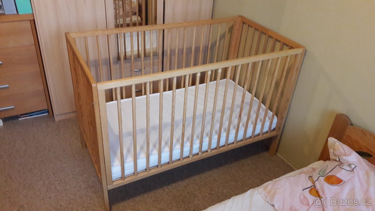 Dřevěná dětská postýlka + matrace - 2