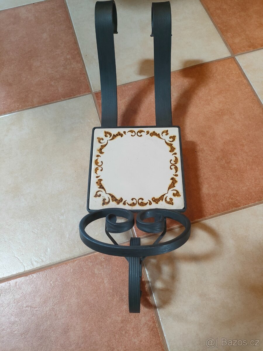 Kovaný stojánek na květináč. - 2