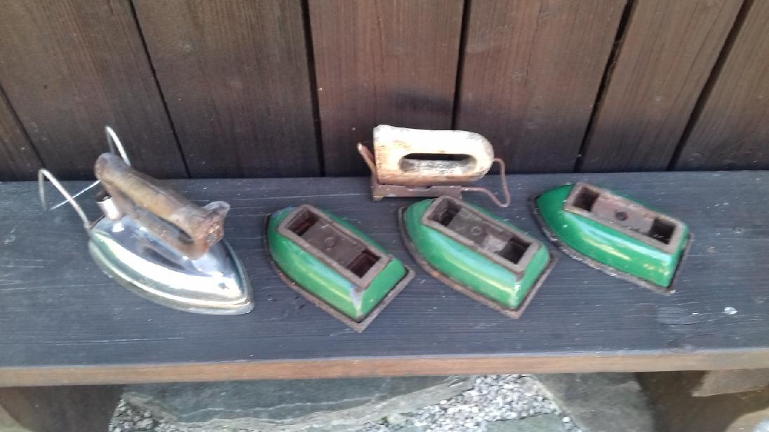 Prodám starožitné žehličky - 4 ks - 600 Kč - 2