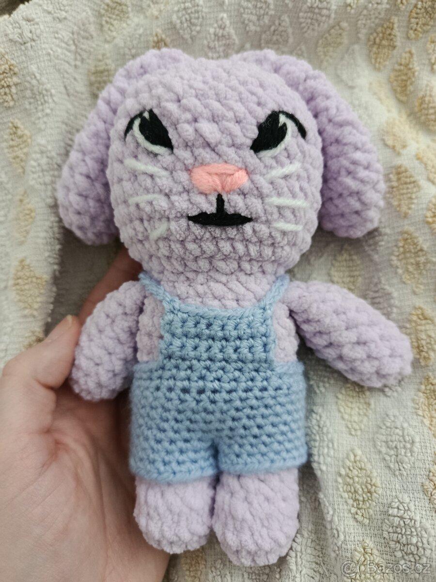 Háčkovaný zajíček v overalu - 2