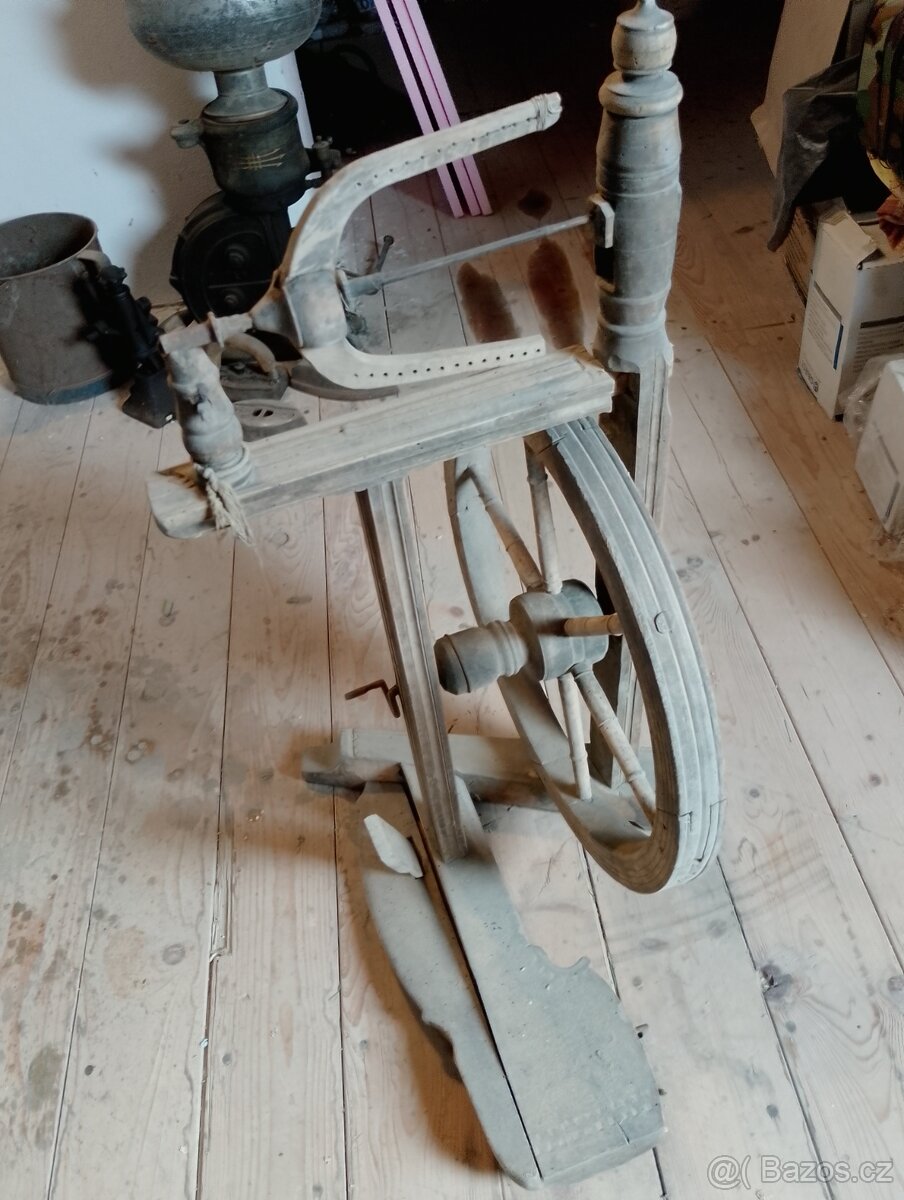 Starý kolovrat a lyže - 2