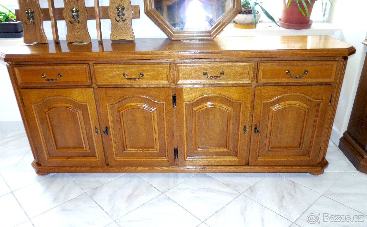 čtyřdveřová komoda se šuplíky v rustikálním stylu - 2