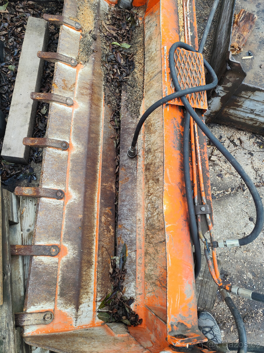 Prodám otevírací zubatou lopatu na UNC 060 - 2