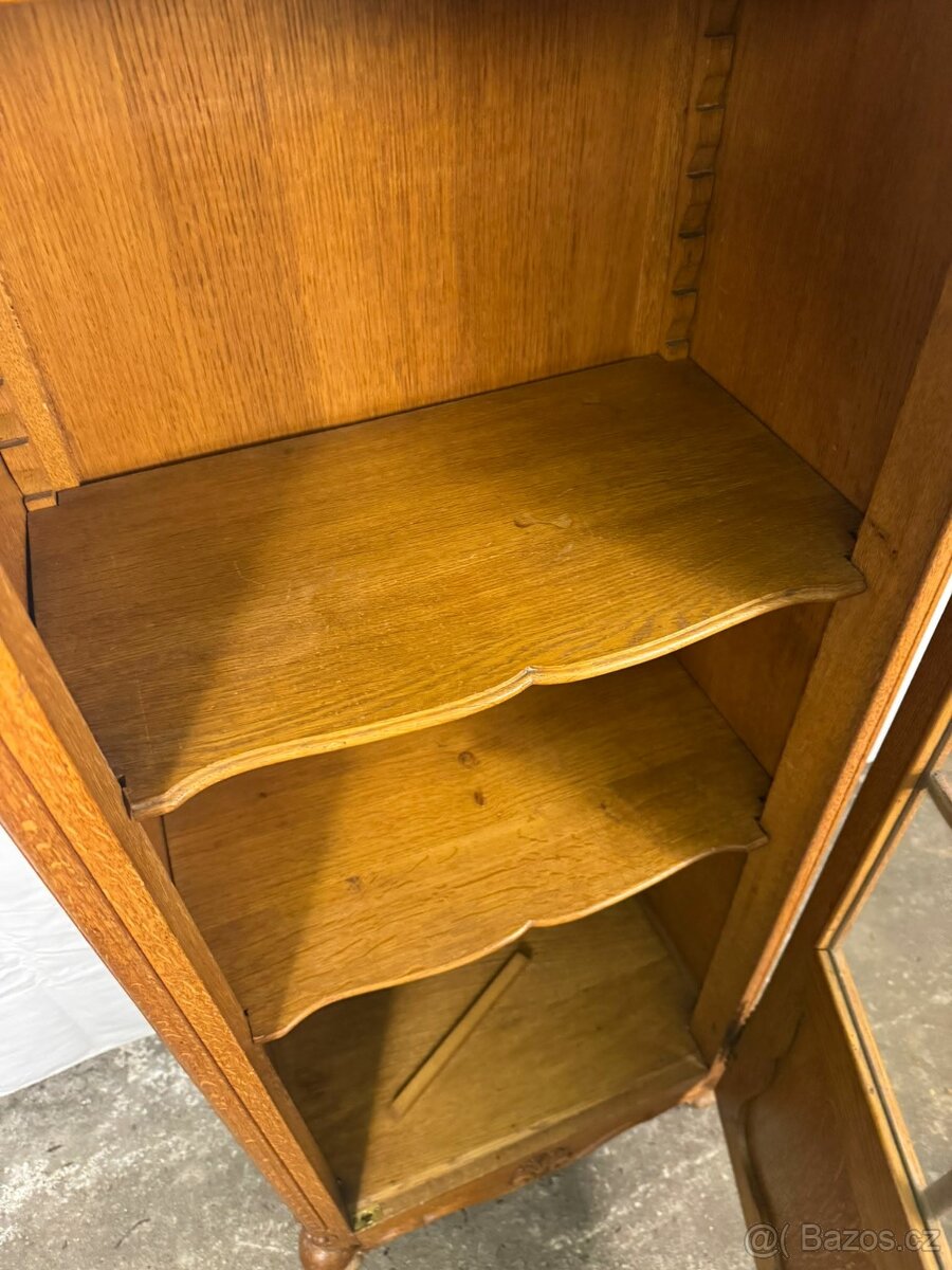 Úzká skříňka / vitrína (136024) - 2