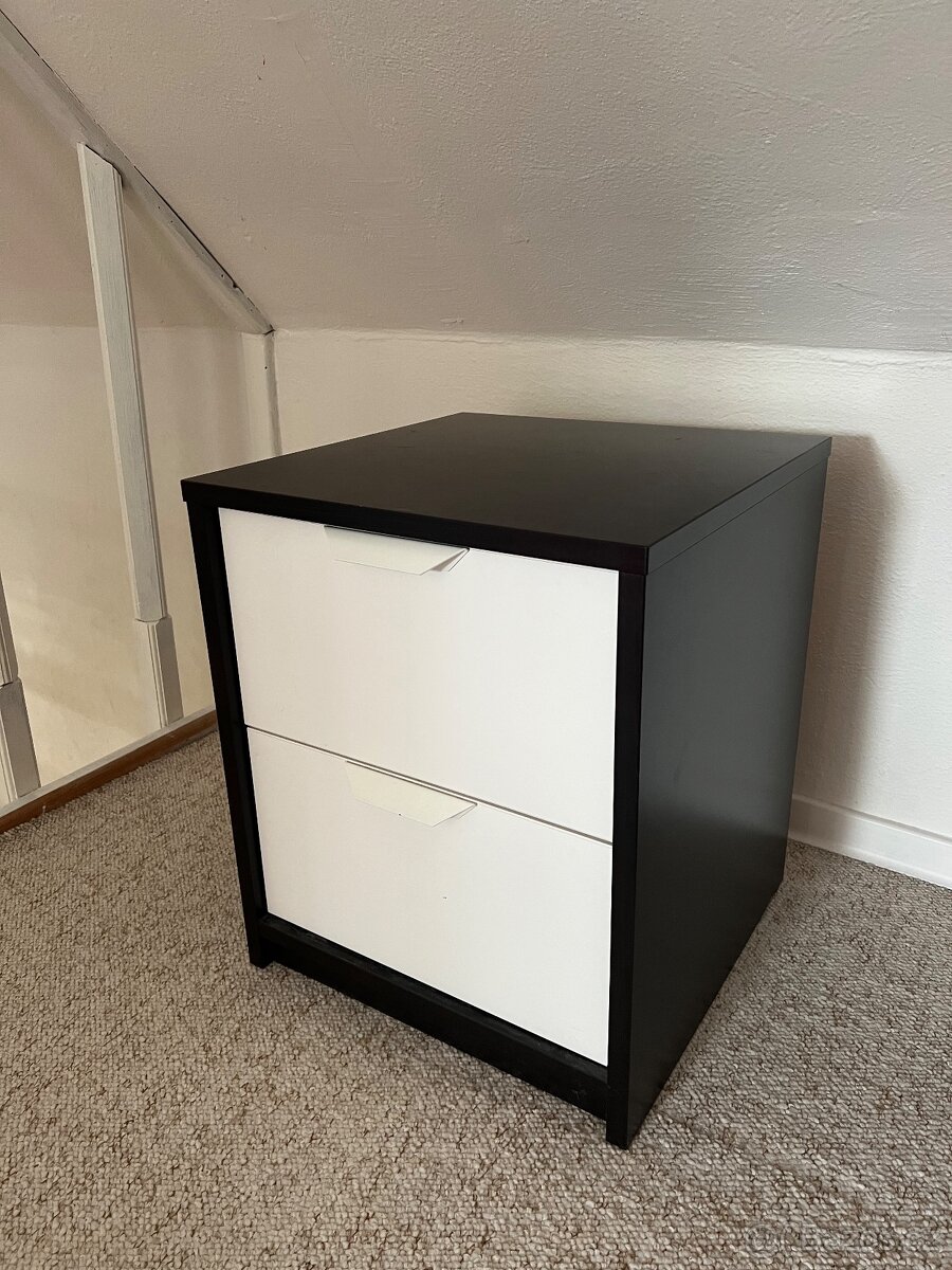 Noční stolek z Ikei Askvoll - 2