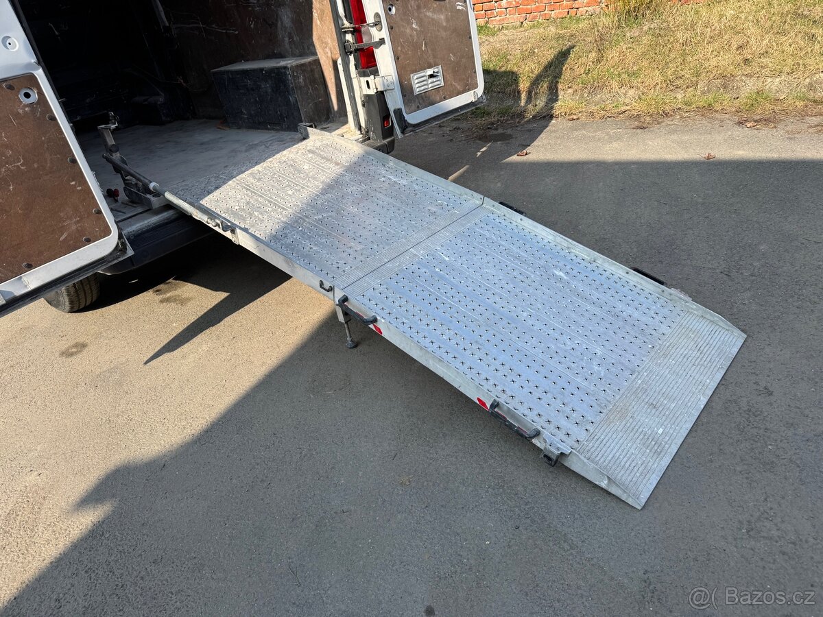 Plošina, nájezd do dodávky. - 2