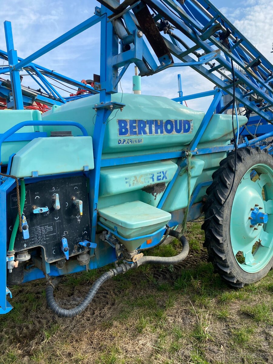 Tažený postřikovač BERTHOUD RACER 25AX 24 - 2